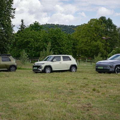 Három Hyundai autó parkol zöld mezőn.