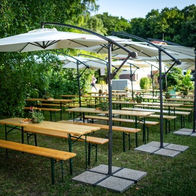 Kerti vendéglátás, sörpadok, napernyők, szabadtéri rendezvény.