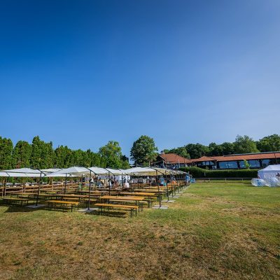 Kültéri rendezvényhelyszín napernyőkkel és padokkal