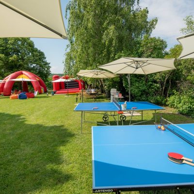 Kerti szórakozás: pingpong, ugrálóvár, babzsákok